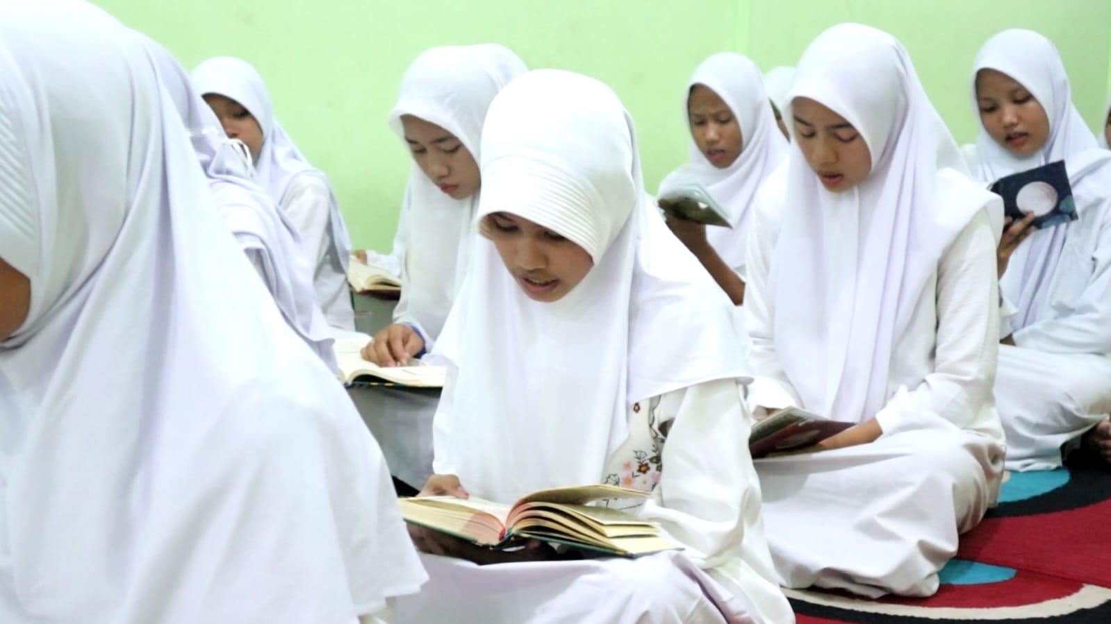 Membaca Al-Qur'an